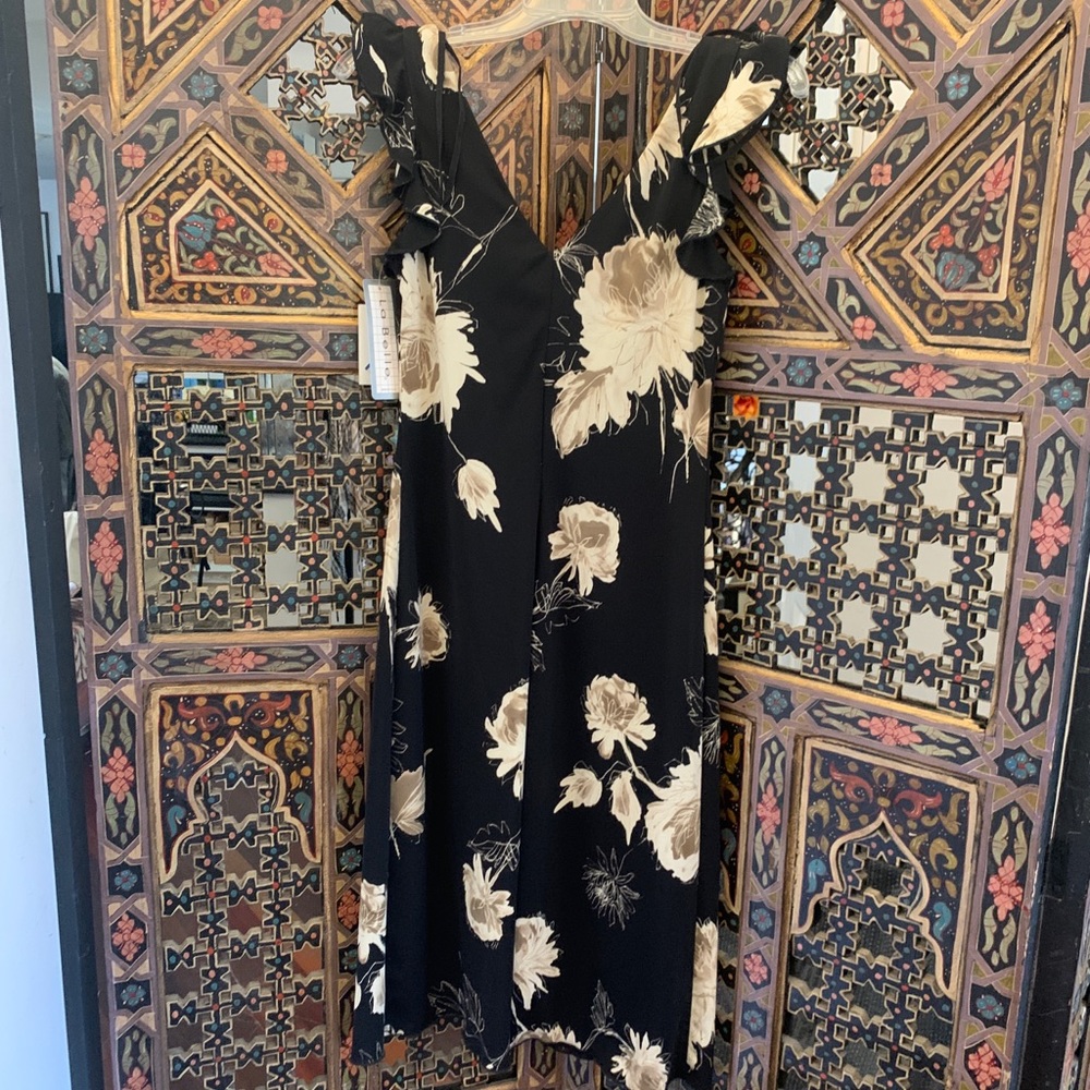 NWT floral dress knee length with flowy cap sleeves 🌸🌼 - Picture 6 of 8